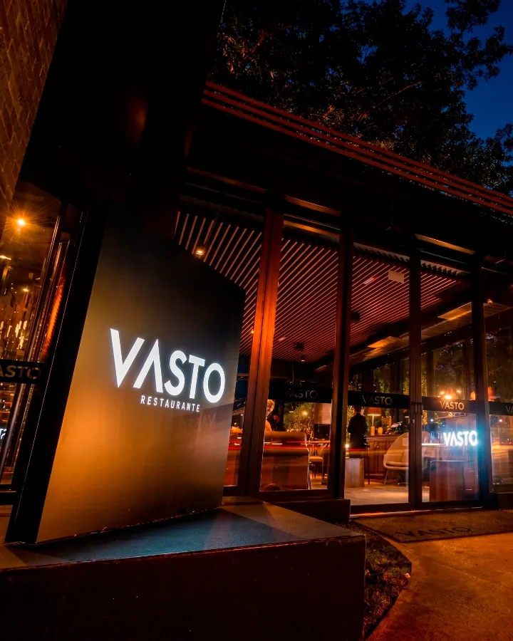 Entrada do Vasto 108 Sul com o letreiro iluminado