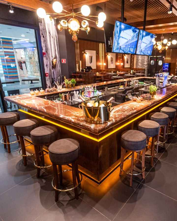 Bar em mármore do Vasto Brasília Shopping