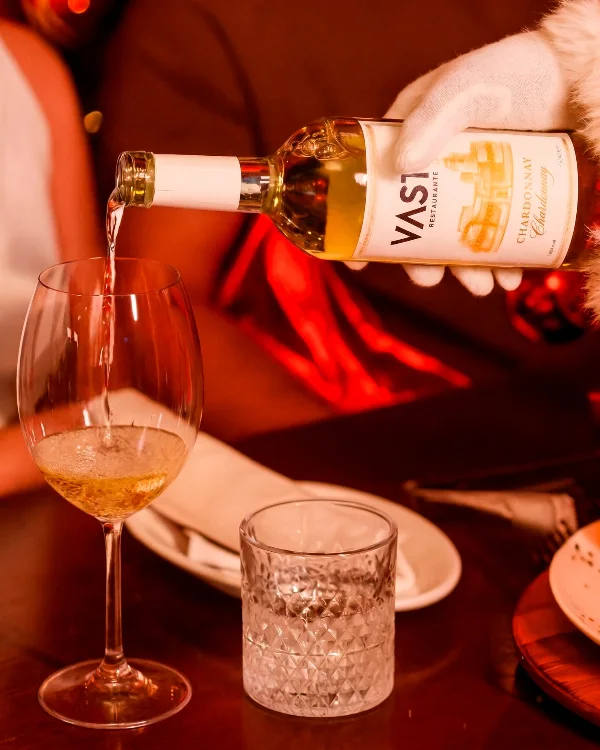 Vinho branco Vasto sendo servido à mesa